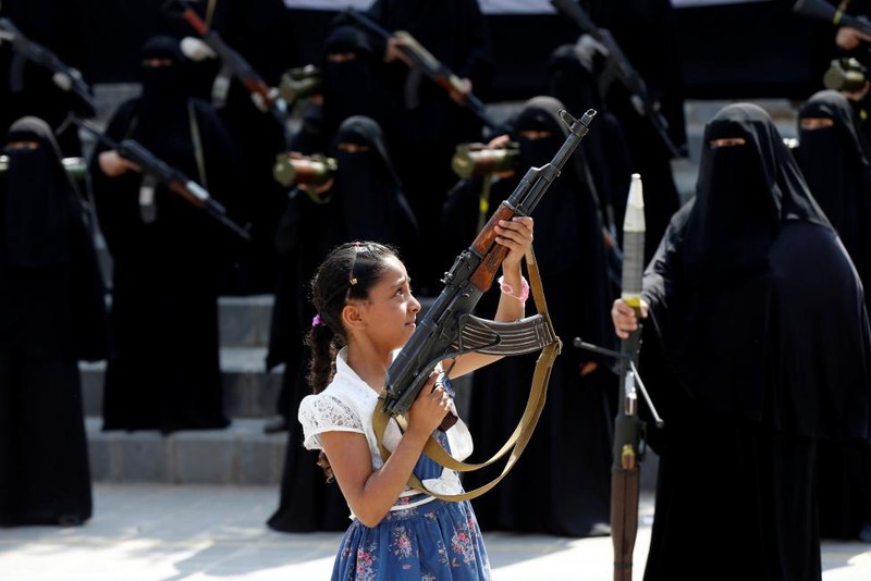 Chum anh nu binh “dang gom” cua phe noi day Houthi-Hinh-4