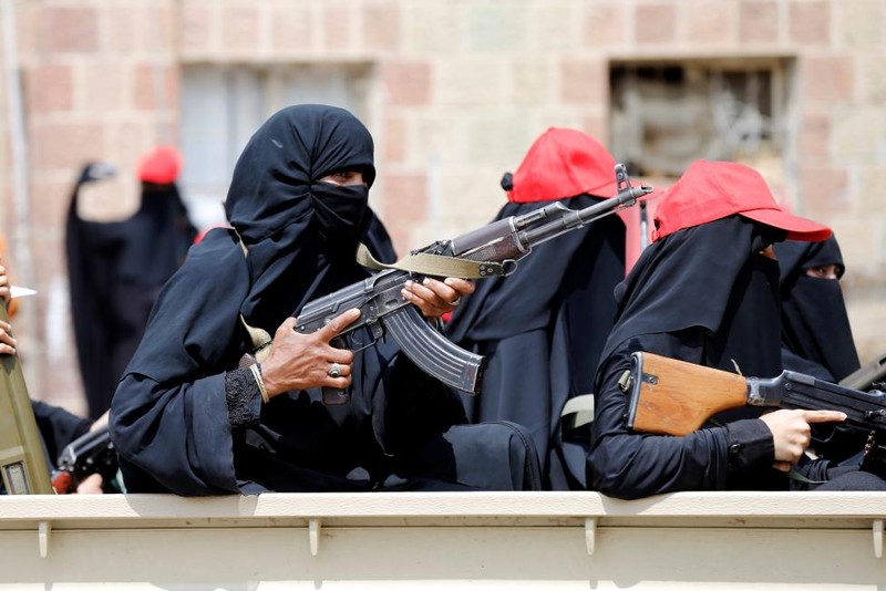 Chum anh nu binh “dang gom” cua phe noi day Houthi-Hinh-9