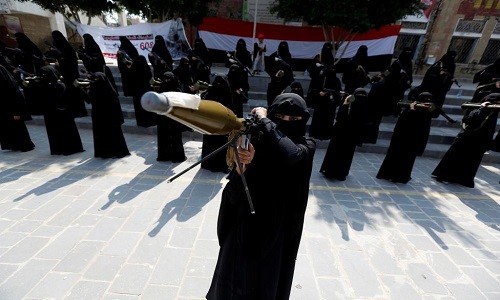Chum anh nu binh “dang gom” cua phe noi day Houthi