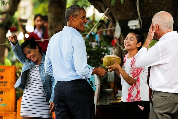 Tong thong Obama dao pho, uong nuoc dua o Lao-Hinh-10