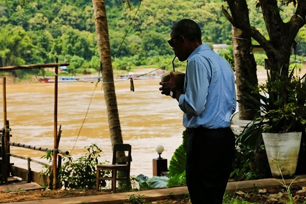 Tong thong Obama dao pho, uong nuoc dua o Lao-Hinh-12