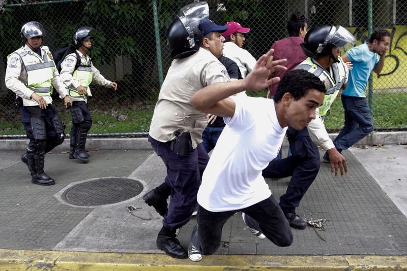 Dung do du doi giua canh sat va nguoi bieu tinh o Venezuela-Hinh-4