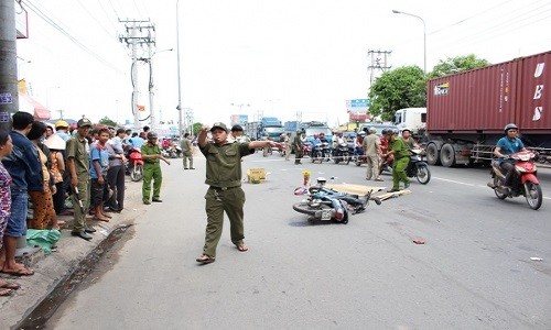 Chuyen nha tro 2 me con bi container can thuong vong