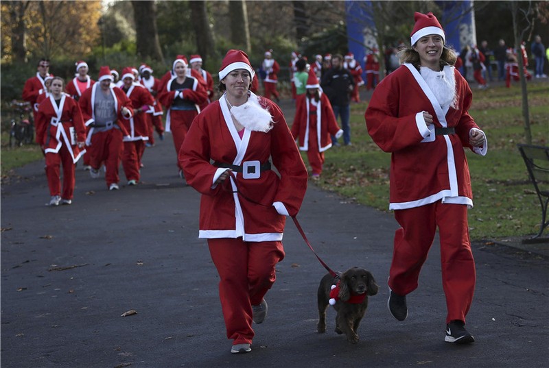 Hang nghin ong gia Noel thi chay Santa Run o London-Hinh-3