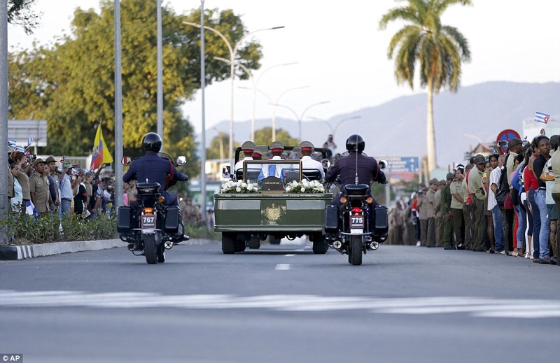 Nguoi dan Cuba nghen ngao tien dua lanh tu Fidel Castro-Hinh-6