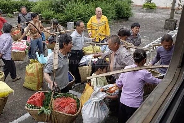 Doan tau dac biet phuc vu nong dan Trung Quoc ban rau-Hinh-8