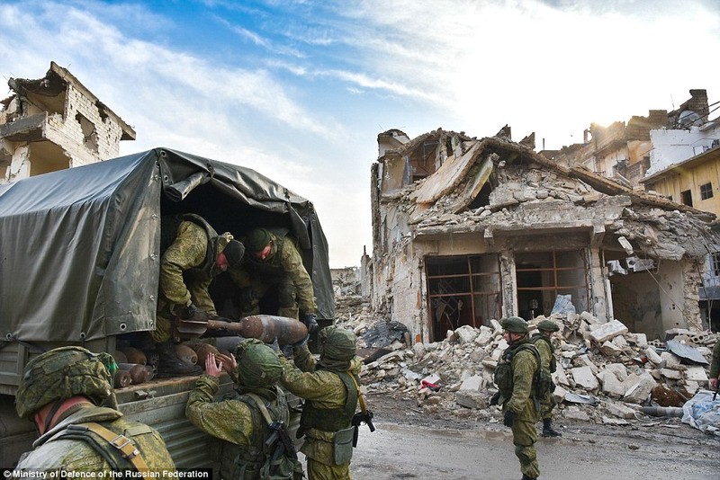 Hiem nguy rinh rap linh Nga don bom min o thanh pho Aleppo-Hinh-14