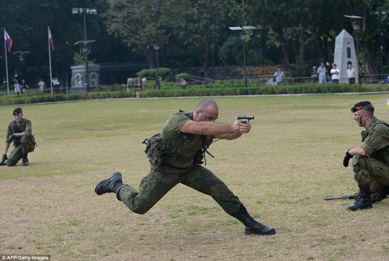 Linh Nga chiu bong, dap vo gach tren nguoi de tap luyen-Hinh-5