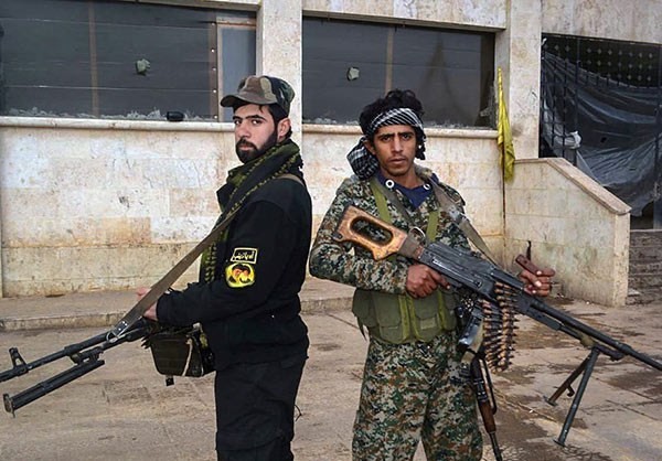 Anh: Chien binh Hezbollah al-Nujaba tuan tra thanh pho Aleppo-Hinh-3