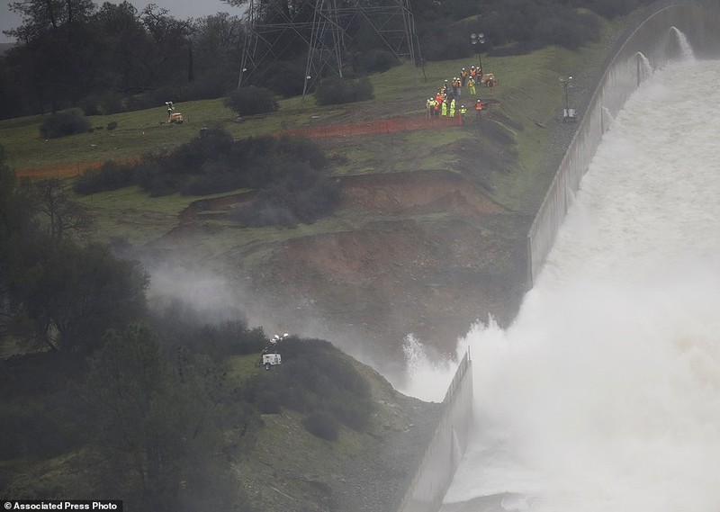 Hinh anh dap Oroville o California sap vo nhin tu tren cao