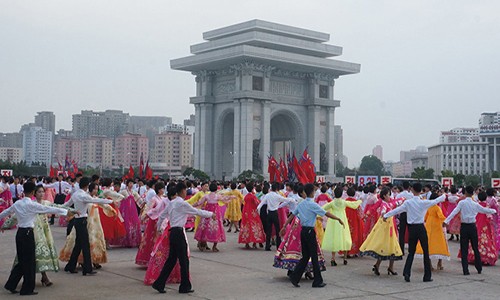 Trieu Tien qua con mat quan chuc nuoc ngoai o Binh Nhuong-Hinh-2