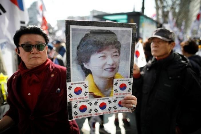 Phe truat Tong thong Park Geun-hye: “Ke khoc nguoi cuoi”-Hinh-13