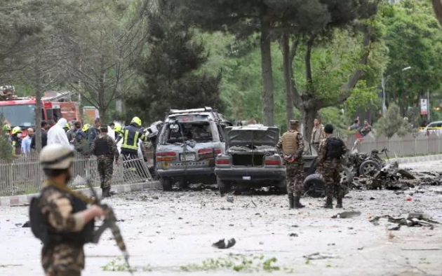 Hien truong kinh hoang vu danh bom doan xe NATO o Afghanistan