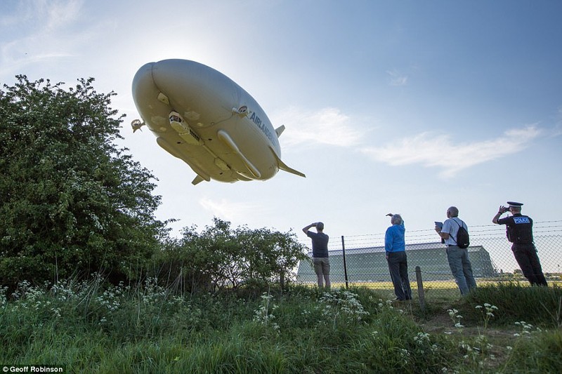 Xem may bay lon nhat the gioi Airlander 10 cat canh-Hinh-2