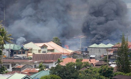 Khung bo sat hai phu nu, tre em o thanh pho Marawi