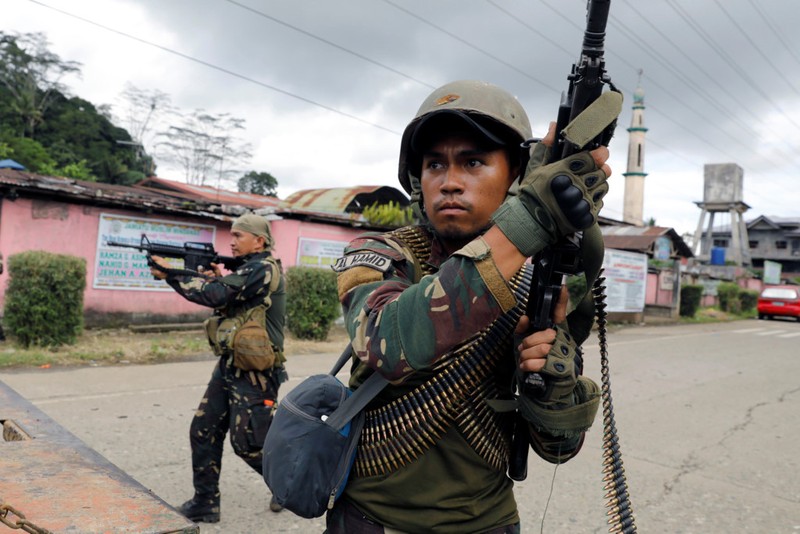 Binh si Philippines gap kho khi doi dau phien quan o Marawi