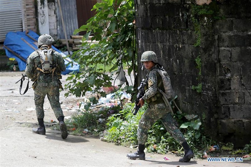 Anh: Philippines dieu quan tiep vien toi thanh pho Marawi danh khung bo-Hinh-5