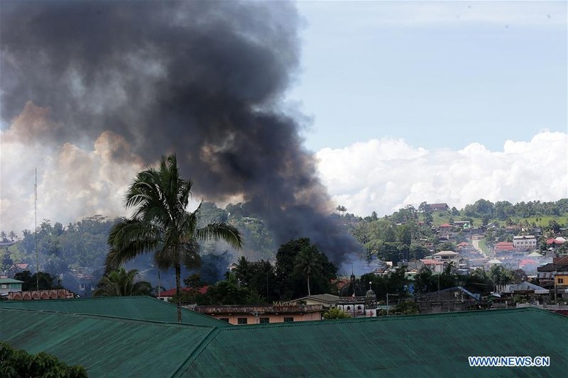 Anh: Philippines dieu quan tiep vien toi thanh pho Marawi danh khung bo-Hinh-6