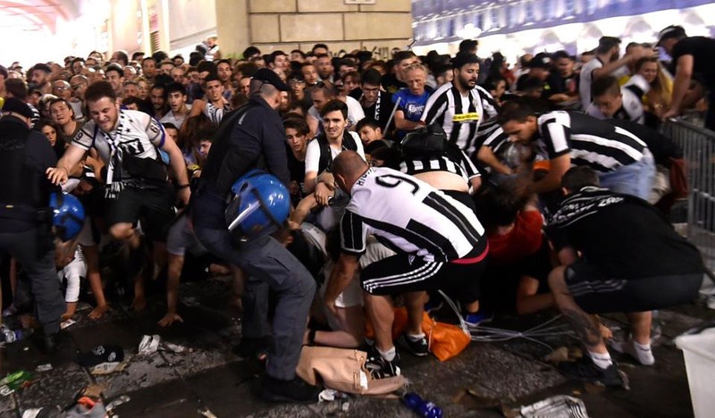 No o fanzone Turin, hang tram fan Juve bi thuong do giam dap-Hinh-6