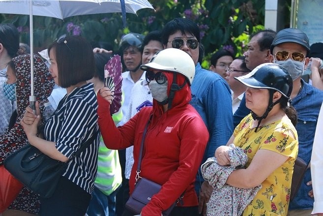 Phu huynh cang suc doi con thi duoi “sieu nong” 45 do-Hinh-6