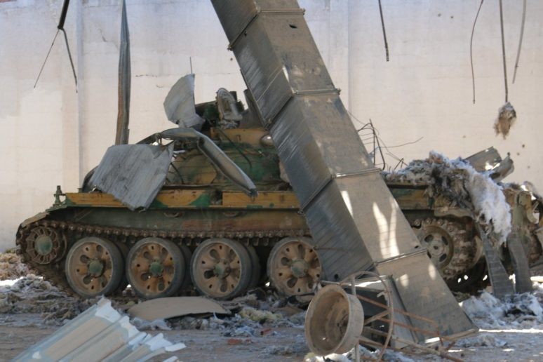 Xem nguoi Kurd pha nat xe tang cua phien quan IS tai Raqqa-Hinh-3