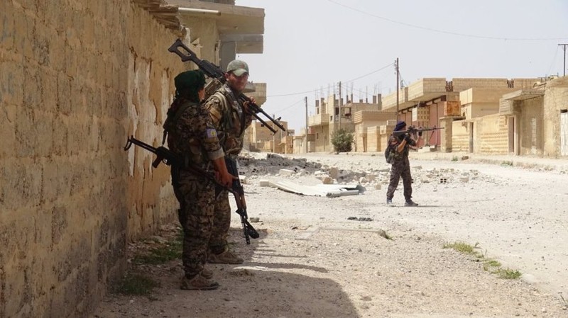 Xem nguoi Kurd pha nat xe tang cua phien quan IS tai Raqqa-Hinh-6