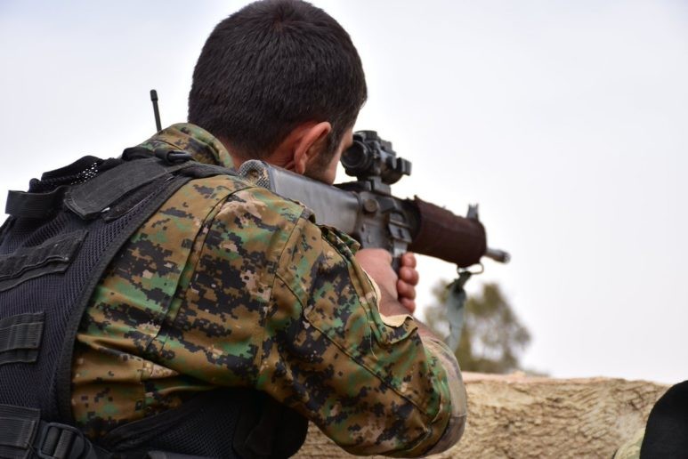 Xem nguoi Kurd pha nat xe tang cua phien quan IS tai Raqqa-Hinh-7