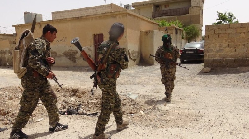 Xem nguoi Kurd pha nat xe tang cua phien quan IS tai Raqqa-Hinh-8