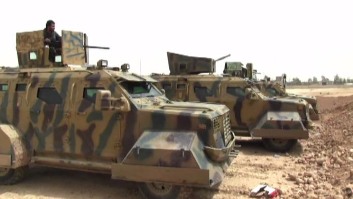 Xem nguoi Kurd pha nat xe tang cua phien quan IS tai Raqqa-Hinh-9