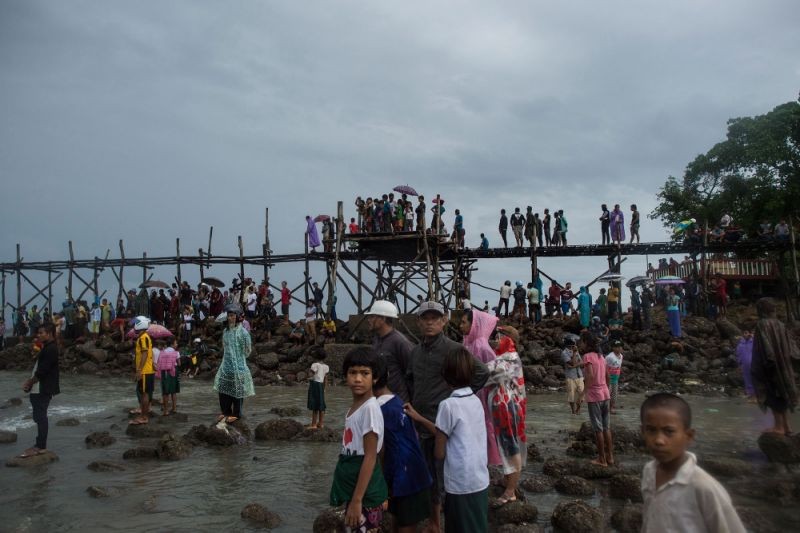 Hinh anh tim kiem nan nhan vu roi may bay o Myanmar-Hinh-10