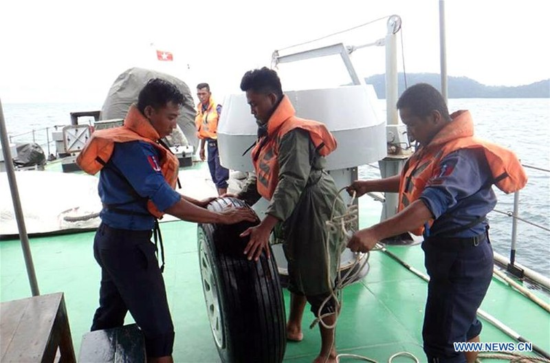 Hinh anh tim kiem nan nhan vu roi may bay o Myanmar-Hinh-7