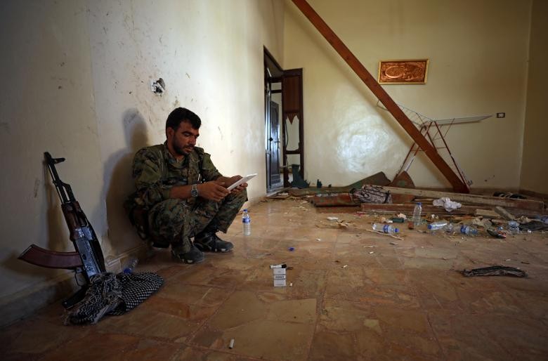 Anh: SDF tong tan cong giai phong “thu phu” IS Raqqa-Hinh-6