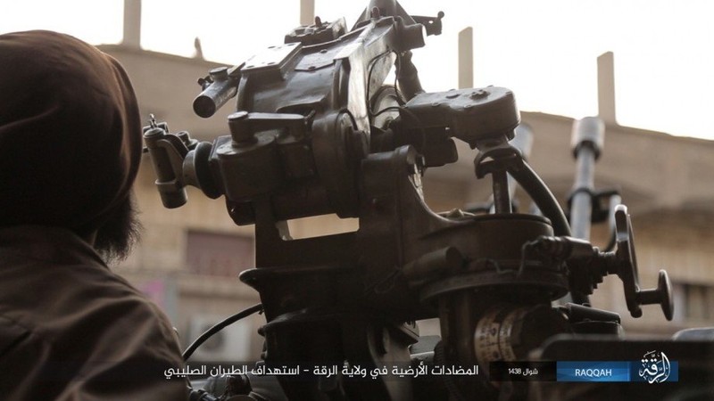 Anh: Phien quan IS ban chien dau co My o Raqqa-Hinh-3