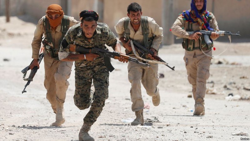 Anh: Giao tranh ac liet, thuong dan Syria lu luot roi Raqqa-Hinh-9