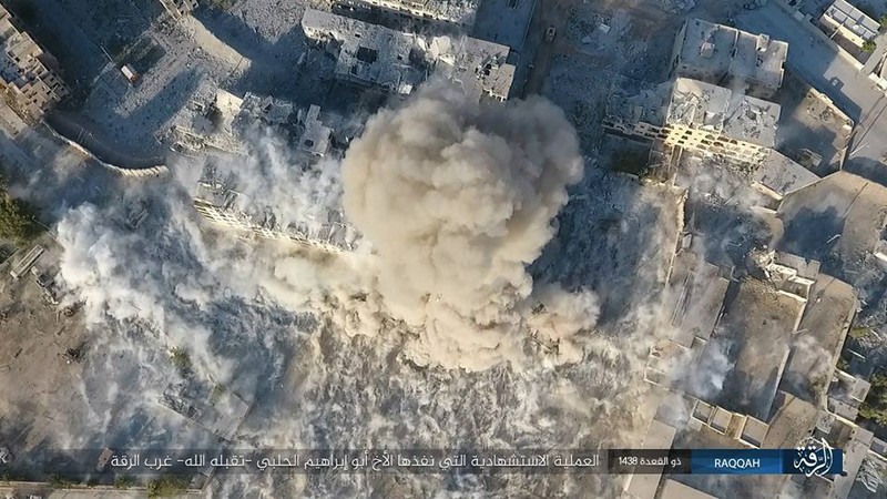 Chum anh phien quan IS dung xe bom tan cong nguoi Kurd-Hinh-2