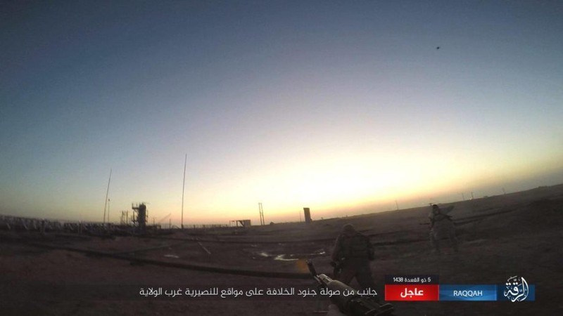 Anh: IS bat ngo tan cong du doi quan doi Syria o Raqqa-Hinh-4