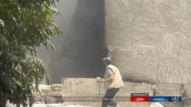 Kinh hoang IS bat tre em danh bom lieu chet o Raqqa-Hinh-10