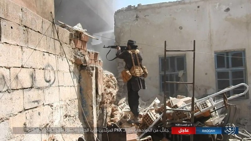 Kinh hoang IS bat tre em danh bom lieu chet o Raqqa-Hinh-7