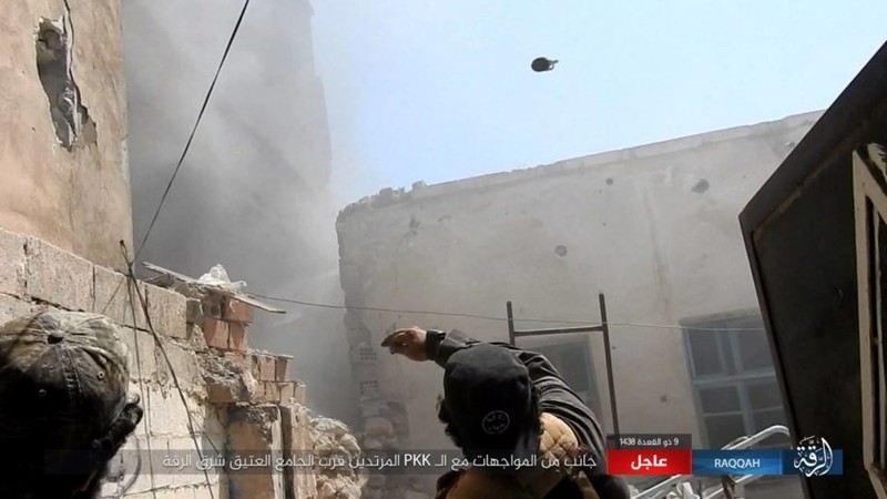 Kinh hoang IS bat tre em danh bom lieu chet o Raqqa-Hinh-9