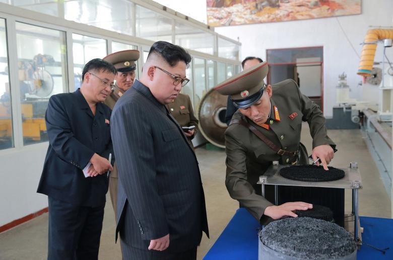 Anh: Lanh dao Kim Jong-un tham noi san xuat dau dan ICBM-Hinh-3