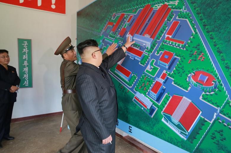 Anh: Lanh dao Kim Jong-un tham noi san xuat dau dan ICBM-Hinh-4