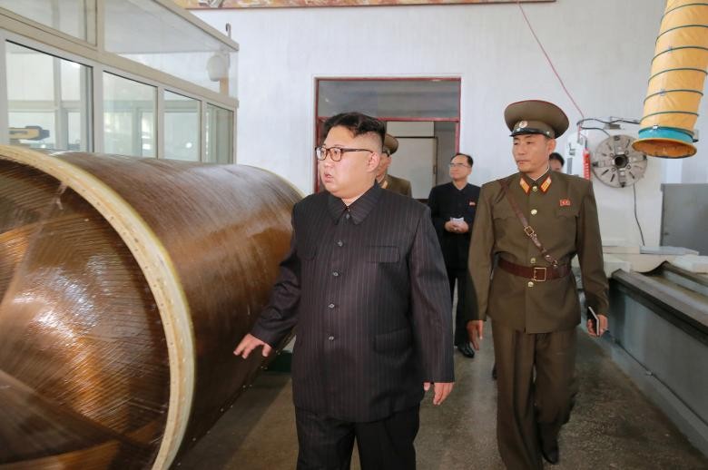 Anh: Lanh dao Kim Jong-un tham noi san xuat dau dan ICBM-Hinh-7