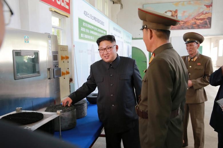Anh: Lanh dao Kim Jong-un tham noi san xuat dau dan ICBM-Hinh-8