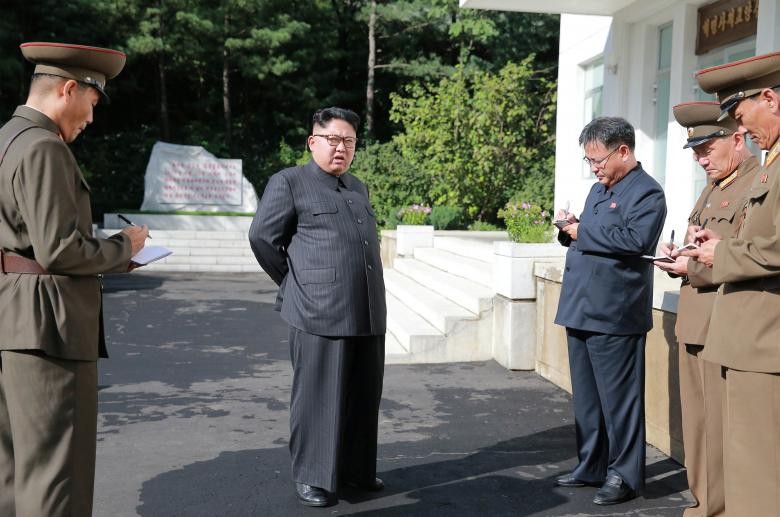 Anh: Lanh dao Kim Jong-un tham noi san xuat dau dan ICBM-Hinh-9