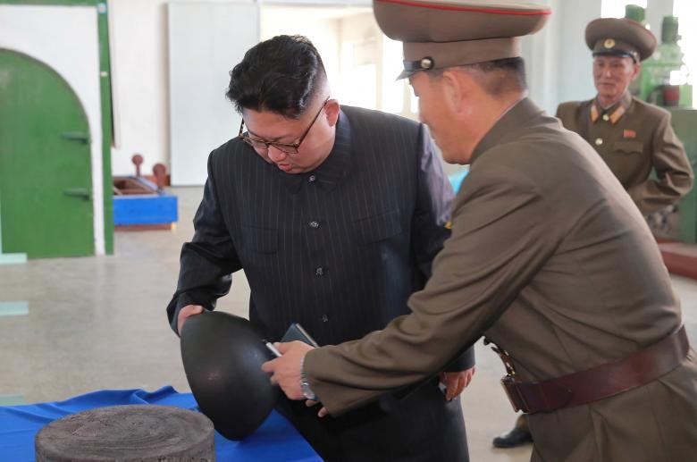 Anh: Lanh dao Kim Jong-un tham noi san xuat dau dan ICBM