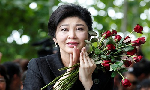Cuu Thu tuong Yingluck vang mat, toa ra lenh truy na
