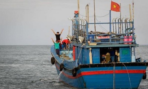 Malaysia bat giu 21 ngu dan Viet Nam danh bat ca trai phep