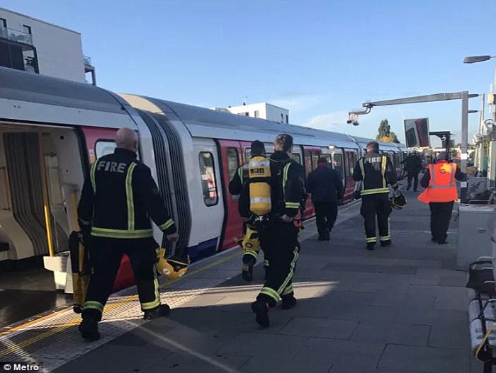 Hien truong kinh hoang vu no tren tau dien ngam London-Hinh-15