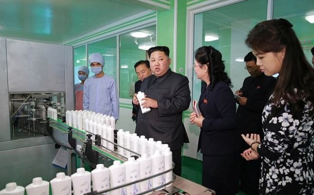 Ong Kim Jong-un dua vo di tham nha may my pham-Hinh-2