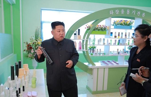 Ong Kim Jong-un dua vo di tham nha may my pham-Hinh-3